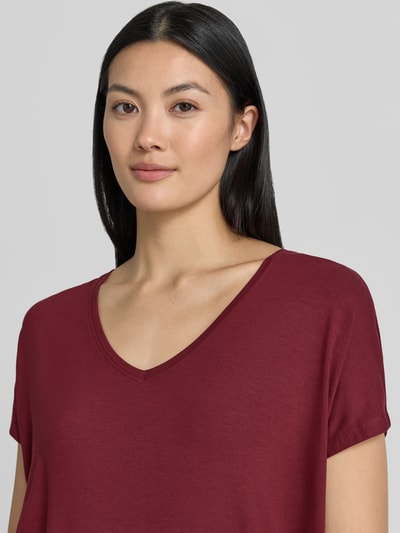Frauenmodel trägt Relaxed Fit T-Shirt aus Viskose-Mix von s.Oliver RED LABEL in Dunkelrot, weiche Textur, Nahaufnahme Oberkörper.