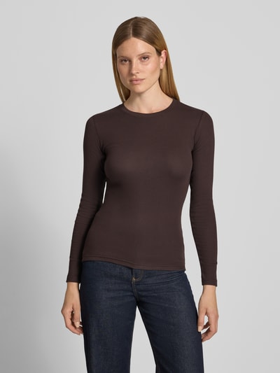 Vrouwenmodel draagt Longsleeve met ronde hals model 'ALEXA' van Samsøe Samsøe, katoen-elastaanmix, slim fit, donkerbruin; volledige vooraanzicht.