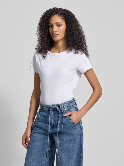 Kobiece modelka nosi damski t-shirt Regular Fit T-Shirt aus reiner Baumwolle Modell 'C_ELOVE_1' od BOSS Orange, jednokolorowy, ozdobiony wyhaftowanym logo i motywem, okrągły dekolt, krótki rękaw, wykonany z dżerseju z czystej bawełny, całkowity widok z przodu.