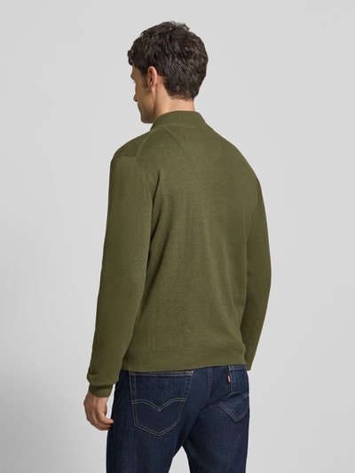 Męski model nosi Cardigan mit Stehkragen und Reißverschluss von Fynch-Hatton, bawełna, regular fit, zielony, widok całej sylwetki z tyłu.