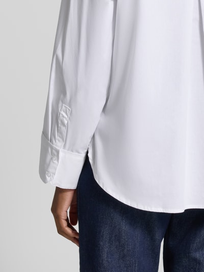 Männermodel trägt Regular Fit Langarmbluse aus Baumwoll-Mix Modell 'LOTUS' von VERO MODA, biała popelina, gładka faktura, zaokrąglone wykończenie, detal mankietu, Ganzkörperansicht Rückansicht.