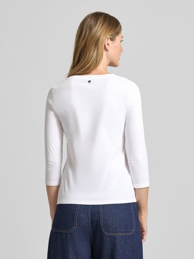Modelka nosi bluzkę z rękawem o dł. 3/4 z mieszanki bawełny Slim Fit 3/4-Shirt aus Baumwoll-Mix Modell 'MULTIA' od Weekend Max Mara, efekt: jednolity kolor, wyhaftowane logo, nadruk z logo, okrągły dekolt, rękaw o dł. 3/4, mieszanka bawełny, Ganzkörperansicht Rückansicht.