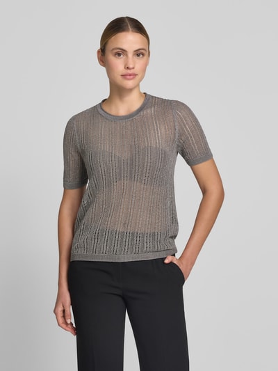 Frauenmodel trägt Schimmerndes Strickshirt mit Rundhalsausschnitt von Jake*s Collection, Slim-Fit, Material-Mix mit Viskose-Anteil, schimmernd, Rückenlänge 56 cm, Ärmellänge 26 cm, in Grau mit feiner Strickstruktur, Ganzkörperansicht von vorne.