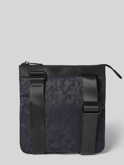 Produktfoto, Handtasche mit Logo-Muster und Label-Applikation von Armani Exchange, Hauptfach mit Reißverschluss, Außenfach, schwarzer Schulterriemen, Maße 21x23x2 cm, Länge Schulterriemen 102 cm, dunkelblaue Farbe mit dezentem Muster, Herren Accessoire