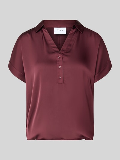Produktfoto, Regular Fit Bluse mit V-Ausschnitt Modell 'ENNA RAVENNA' von Vila aus Satin in Bordeaux, Knopfleiste, Ärmel mit Aufschlag, Rückenlänge 59 cm bei Größe 36.
