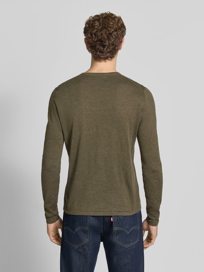 Männermodel trägt Strickpullover aus Baumwolle mit Rundhalsausschnitt von Christian Berg Men, oliv, glatte Textur, Ganzkörperansicht Rückansicht. Slim Fit, Rückenlänge 68 cm, Ärmellänge 69 cm.