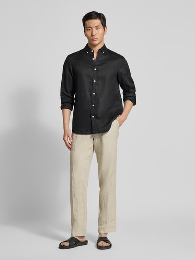 Männermodel trägt Regular Fit Leinenhemd mit Button-Down-Kragen von Scotch & Soda, reine Leinenstruktur, Ganzkörperansicht von vorne.