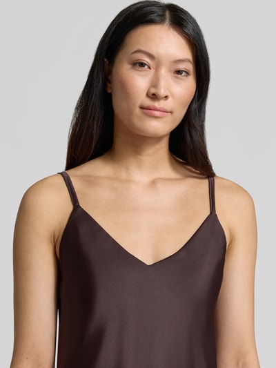 Vrouwenmodel draagt Blusentop aus Satin van Rinascimento in donkerbruin Materiaalmix met stretch, getailleerde pasvorm, verstelbare spaghettibandjes, v-hals, ruglengte maat S 41 cm, close-up bovenlichaam.