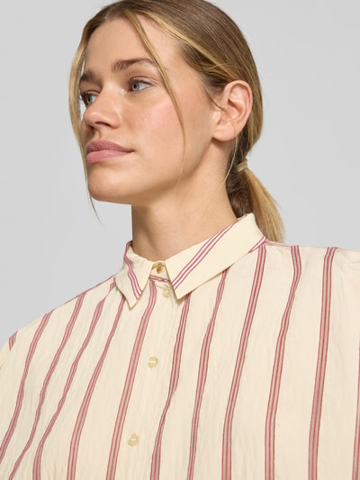 Frauenmodel trägt Relaxed Fit Hemdbluse aus Viskose-Mix von Jake*s Casual, cremefarben mit roten Streifen, Durchgehende Knopfleiste, Hemdblusenkragen, Langärmeliges Design, Nahaufnahme Oberkörper.