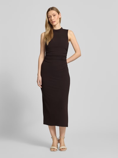 Frauenmodel trägt Midikleid mit Stehkragen Modell 'MIRRA' von Marella, Schwarz, figurbetonter Schnitt, Viskose-Elasthan, Ganzkörperansicht von vorne.