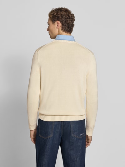 Männermodel trägt Relaxed Fit Pullover aus reiner Baumwolle von Polo Ralph Lauren in Creme, glatte Stricktextur, Ganzkörperansicht Rückansicht.