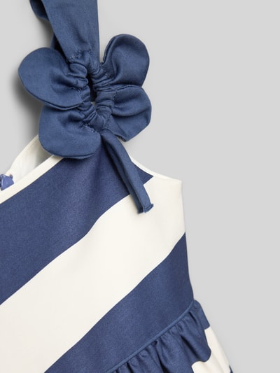 Meisje draagt Knielanges Kleid mit floraler Applikation van Mayoral, blauw-wit gestreept, katoenmengsel met stretch, detailopname schouder.