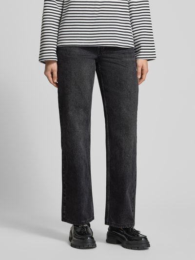 Kobiece model prezentuje spodnie z szerokimi nogawkami Wide Leg Jeans im 5-Pocket-Design Modell 'EMBER' od Topshop, czarna bawełna, krój wide fit, 5 kieszeni, zapięcie na guzik i zamek błyskawiczny, szerokość w rozmiarze 26/32: 40 cm, długość wewnętrzna nogawki w rozmiarze 26/32: 80 cm, widok na całe ciało z przodu