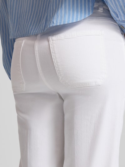 Vrouwenmodel draagt Flared Cut Jeans mit Eingrifftaschen van Luisa Cerano, katoenmix met stretch, detailopname rugzijde.