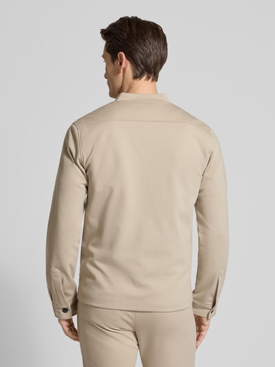Männermodel trägt Slim Fit Jacke mit Stehkragen und Reißverschluss von Lindbergh aus beigem Material-Mix mit Viskose-Anteil, Eingrifftaschen, Ganzkörperansicht Rückansicht.