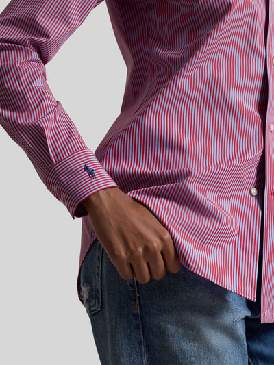 Frauenmodel trägt Slim Fit Hemdbluse aus Baumwoll-Mix von Polo Ralph Lauren mit Allover-Streifenmuster, Logo-Stitching, Popeline, Nahaufnahme Oberkörper