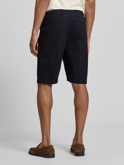 Männermodel trägt Hose mit Gesäßtaschen von MARKUP in Dunkelblau, Reine Baumwolle, Regular-Fit, Knopf-Reißverschluss, Ganzkörperansicht Rückansicht.