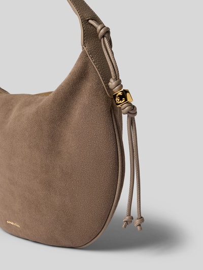 Produktfoto, Schultertasche in Braun mit goldfarbenem Logo-Detail, samtiger Wildleder-Look, Modell 'Thess' von Coccinelle, Reißverschluss-Hauptfach, Tunnelzug-Schulterriemen, Maße 34x26x4 cm, Riemenlänge 44 cm