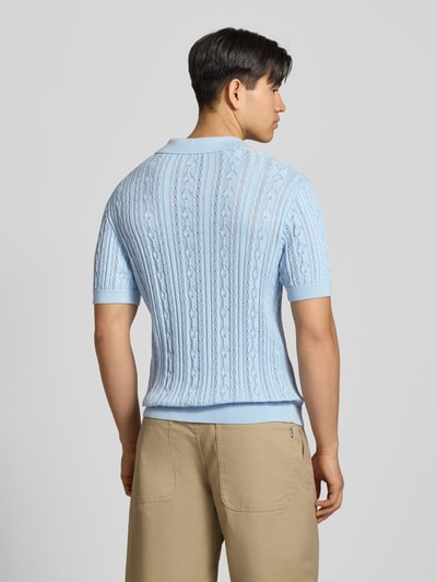 Männermodel trägt Slim Fit Strick-Poloshirt mit Label-Stitching von REVIEW aus Reine Baumwolle mit Zopfmuster, Ganzkörperansicht Rückansicht.