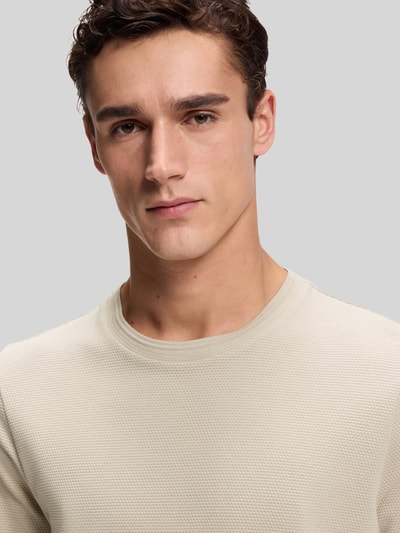 Männermodel trägt Regular Fit T-Shirt aus Baumwoll-Mix Modell 'TIBURT 240' von BOSS, Optik: Unifarben, Kurzarm, Nahaufnahme Oberkörper.