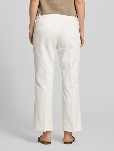 Vrouwenmodel draagt Hose mit Bügelfalten van Windsor in mix van katoen en elastaan, regular fit, persplooien, kleur wit, binnenbeenlengte maat 36: 68 cm, bandwijdte maat 36: 41 cm, knoop- en ritssluiting. Ganzkörperansicht achteraan.