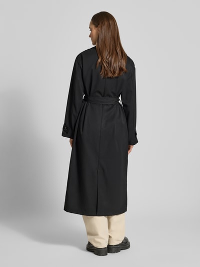 Frauenmodel trägt Regular Fit Trenchcoat in Longline Modell 'LINE' von ONLY, Optik: Unifarben, Gehschlitz, Rückansicht, Ganzkörperansicht