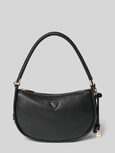 Produktfoto, schwarze Handtasche mit Label-Applikation von Guess, strukturierte Oberfläche, Tragehenkel, Anhänger, goldene Details, Maße 30x19x9 cm, Hauptfach mit Reißverschluss, Schulterriemen 53 cm.