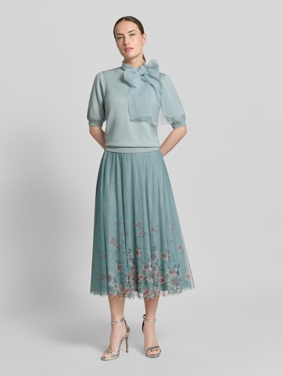 Frauenmodel trägt Glockenrock mit elastischem Bund von Zero, Chiffon, A-Linie, Midirock, blickdichter Unterrock, hellblau mit floralen Stickereien, Bundweite 35 cm, Gesamtlänge 85 cm, Ganzkörperansicht von vorne.