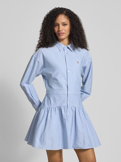 Frauenmodel trägt Tailliertes Blusenkleid aus reiner Baumwolle von Polo Ralph Lauren in hellblau, unifarben, Mini-Länge, Oxford-Struktur, Ganzkörperansicht von vorne.