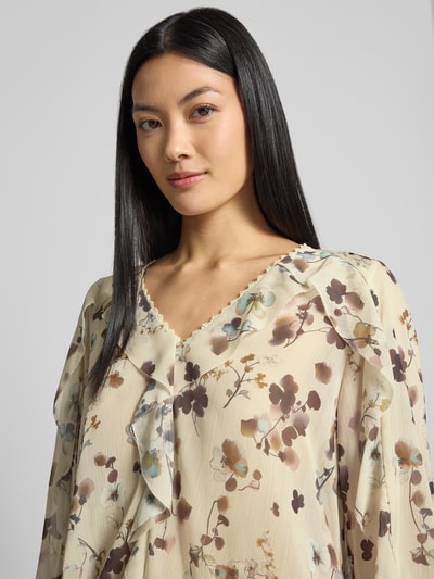 Vrouwenmodel draagt Bluse im Allover-Look mit Volants van Marc Cain in all-over look met v-hals en volants, dames, regular fit, ruglengte maat 36: 60 cm, mouwlengte maat 36: 64 cm, nahaufnahme bovenlichaam.