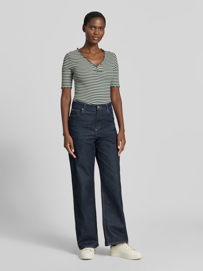 Frauenmodel trägt T-Shirt mit Wellensaum von Zero aus Bio-Baumwoll-Elasthan-Mix, Slim-Fit, V-Ausschnitt, gestreift, Ganzkörperansicht von vorne.