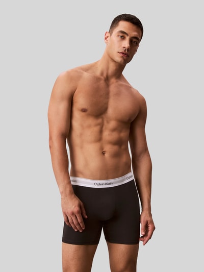 Männermodel trägt Pant & Trunk mit elastischem Label-Bund im 3er-Pack von Calvin Klein Underwear, Baumwoll-Elasthan-Mix, Nahaufnahme Oberkörper.