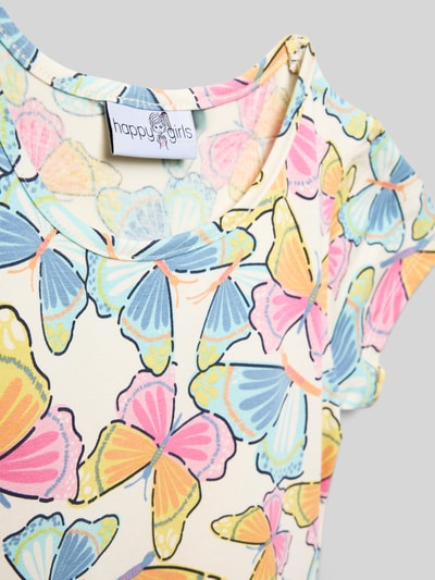 Meisje draagt Kleid im Stufen-Look mit Rundhalsausschnitt van Happy Girls, katoen-elastaanmix, a-lijn, allover vlinderprint, detailopname bovenlichaam