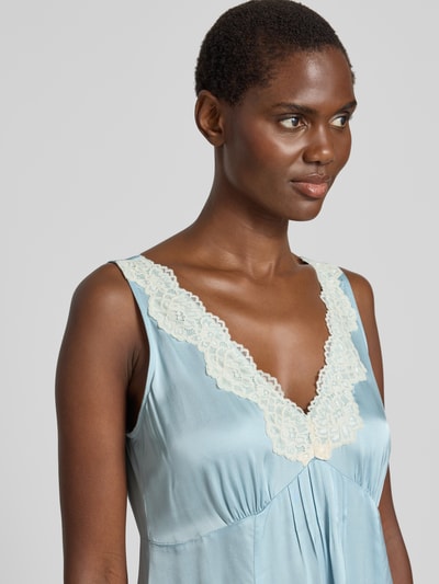 Frauenmodel trägt Minikleid aus Satin mit Spitzenbesatz von Jake*s Casual in Hellblau mit cremefarbenem Spitzenbesatz, Nahaufnahme Oberkörper. Rückenlänge bei Größe 36: 70 cm, Brustweite bei Größe 36: 44 cm, V-Ausschnitt, A-Linie.