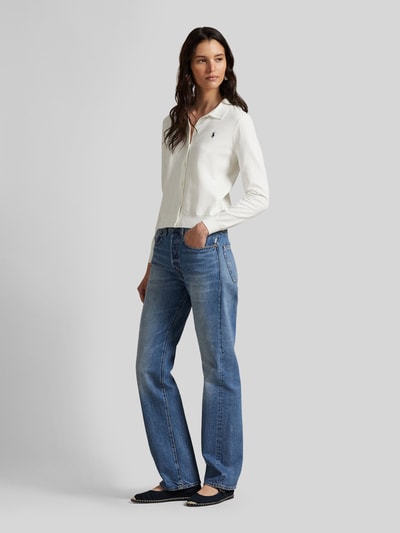 Modelka nosi Slim Fit Strickjacke aus Baumwoll-Mix od Polo Ralph Lauren, biała, krój slim fit, dżersej bawełniany, cała sylwetka z przodu