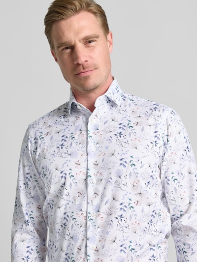 Männermodel trägt Regular Fit Business-Hemd mit Florales-Muster und Haifischkragen von Christian Berg Men, Reine Baumwolle, Nahaufnahme Oberkörper.
