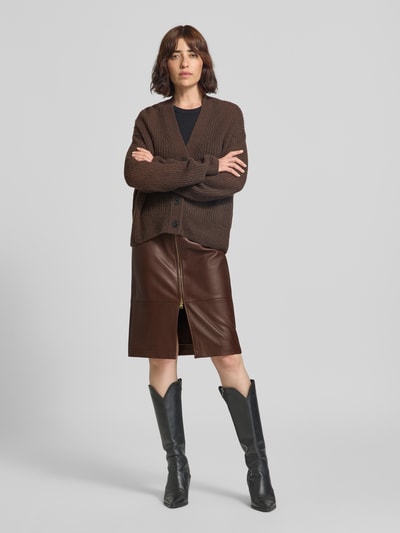 Frauenmodel trägt Schmaler Midi-Rock aus echtem Lammleder Modell 'Lacelo' von HUGO, braune Farbe, glatte Textur, Ganzkörperansicht von vorne, Damen Midi-Rock von HUGO