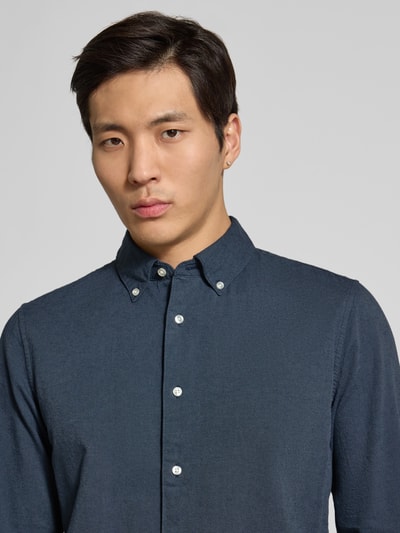 Männermodel trägt Slim Fit Freizeithemd aus reiner Baumwolle von MCNEAL in Dunkelblau mit Button-Down-Kragen, Nahaufnahme Oberkörper.