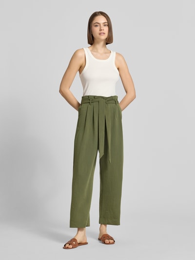 Kobiece modelka nosi spodnie z zakładkami w pasie Regular Fit Bundfaltenhose aus Viskose-Mix Modell 'MARSA' od Only, efekt: jednolity kolor, krój regular fit, wysoki stan, zakładki w pasie, falbany, szlufki na pasek, wiązany pasek, mieszanka wiskozy, całkowity widok z przodu