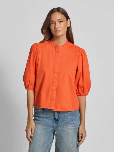 Frauenmodel trägt Regular Fit Bluse mit Ballonärmeln von Jake*s Casual in Orange, reine Baumwolle, Stehkragen, verdeckte Knopfleiste, Ganzkörperansicht von vorne.