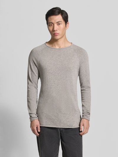 Männermodel trägt Regular Fit Pullover mit Rundhalsausschnitt Modell 'Sonoma' von American Vintage, reine Baumwolle, Grau, Ganzkörperansicht von vorne.