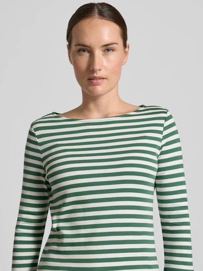 Frauenmodel trägt Longsleeve mit 3/4-Arm von Christian Berg Woman in Grün-Weiß, reine Baumwolle, gerader Schnitt, Nahaufnahme Oberkörper