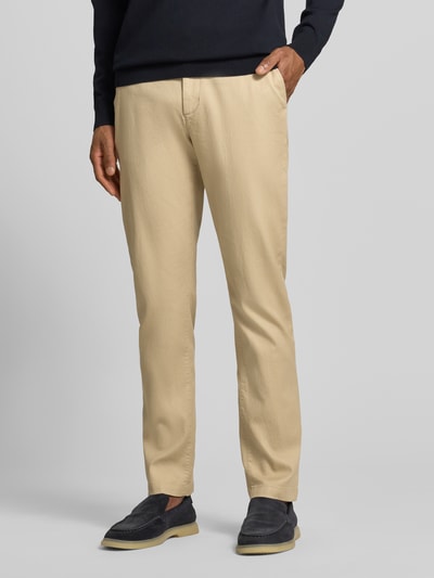 Männermodel trägt Slim Fit Chino aus Baumwoll-Mix von Tommy Hilfiger, Optik: Unifarben, Piqué-Struktur, seitliche Eingrifftaschen, Ganzkörperansicht von vorne.