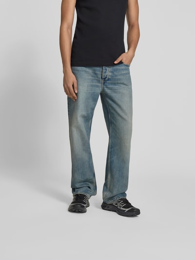 Männermodel trägt Straight Fit Jeans im 5-Pocket-Design Modell "Steve" von WON HUNDRED aus reiner Baumwolle, blaue Denim-Textur, Ganzkörperansicht von vorne.