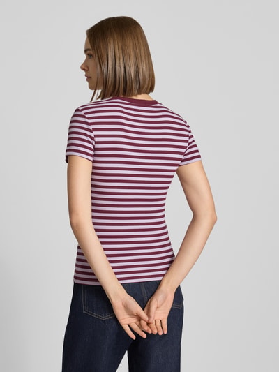 Frauenmodel trägt T-Shirt mit Ripp-Struktur Modell 'REBA' von Topshop in Lila-Weiß gestreift, Baumwoll-Elasthan-Mix, taillierter Schnitt, Rückansicht, Ganzkörperansicht von hinten.
