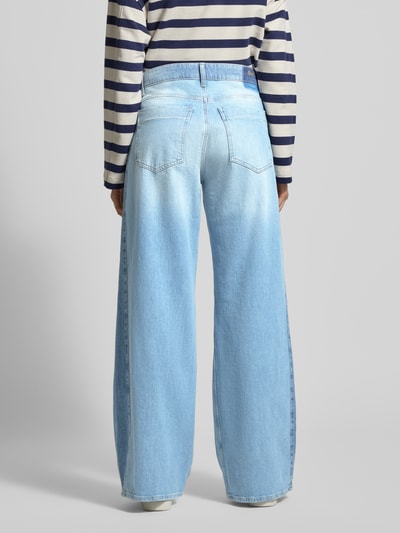 Vrouwenmodel draagt Wide Fit Jeans model 'Morgan' van BRAX in lichtblauw, Mix van katoen en elastaan, steekzakken, Wide fit, bandwijdte maat 36: 40 cm, binnenbeenlengte 81 cm, volledige lichaamsweergave achterkant.