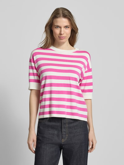 Frauenmodel trägt Regular Fit T-Shirt aus Viskose-Mix Modell 'Morla' von B.Young mit pink-weißen Streifen, Rundhalsausschnitt, 7/8-Arm, Damen T-Shirt, Rückenlänge 57 cm, Ärmellänge 23 cm, Ganzkörperansicht von vorne.
