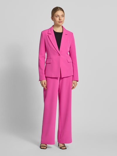 Frauenmodel trägt Slim Fit Blazer mit Pattentaschen Modell 'Isa' von GUIDO MARIA KRETSCHMER WOMAN in Pink, Material-Mix, Ganzkörperansicht von vorne.