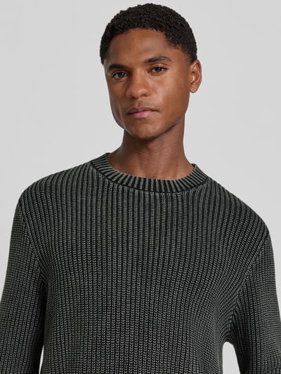 Męski model nosi sweter z dzianiny z prążkowanymi wykończeniami Strickpullover mit gerippten Abschlüssen von Antony Morato, bawełna, krój regular fit, Długość tyłu w rozmiarze M: 70 cm, Długość rękawów w rozmiarze M: 69 cm, ujęcie z przodu, zbliżenie na górną część ciała.
