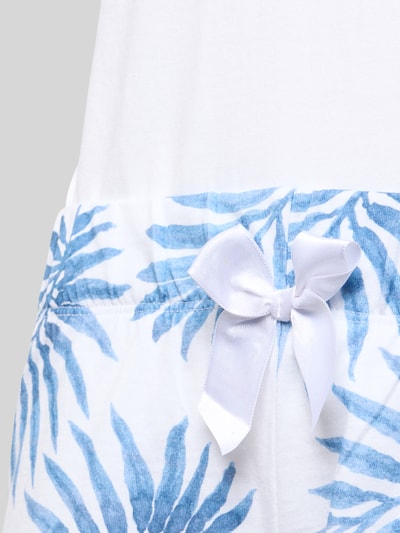 Kobiece model prezentuje Regular Fit Pyjama mit Schleifen-Detail von LOUIS & LOUISA z bawełny, krój regular fit, detal: wiązany, detal: okrągły dekolt, bluzka i szorty z wiązanym detalem, widok z przodu, zbliżenie pasa.
